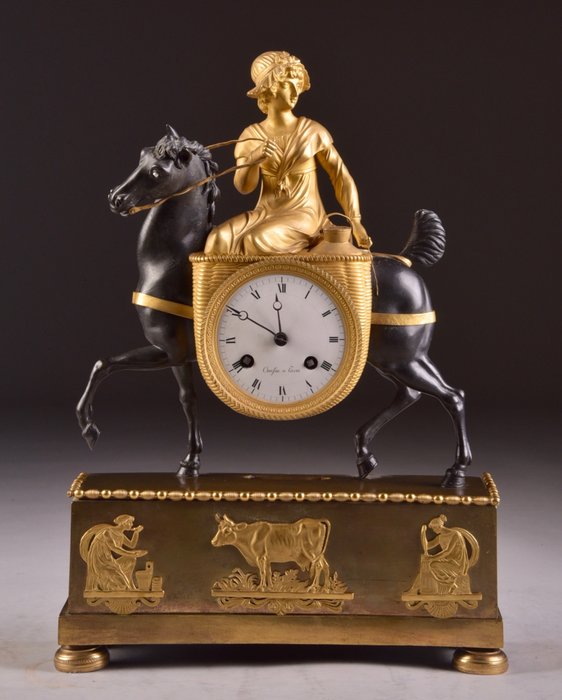 稀有的法兰西帝国壁炉钟“ La laitiere”，约1820年。 - 青铜镀金和镀锡 - Early 19th century
