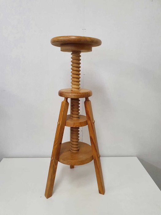 A height-adjustable wooden stool - Wood