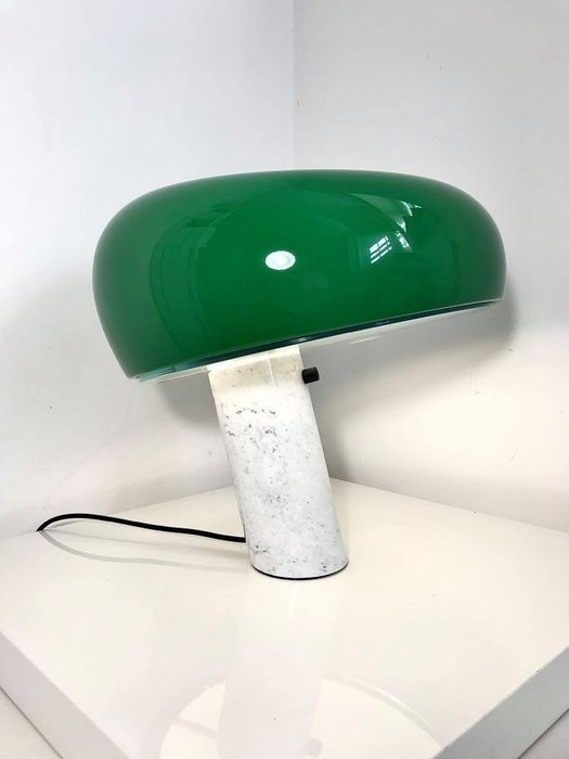 Flos Achille Castiglioni - Lampe - Grüner Snoopy - Sockel aus weißem Carrara-Marmor und Diffusor aus Aluminium