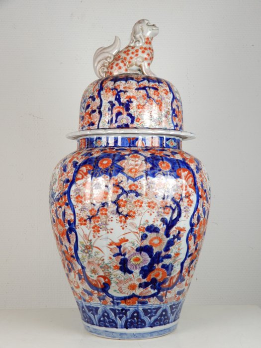 Very large lidded jar with Kylin finial  - Imari - Porcelain - Japan - Meiji period (1868-1912)