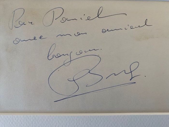 Jacques Brel – Jacques Brel with original autographed page – Ondertekende memorabilia (originele handtekening) – 1971/1965