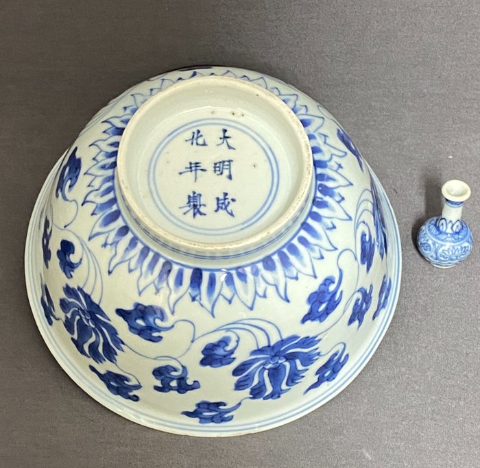 Tigela - Porcelana - Chenghua mark 6 characters - Conjoined lotus flowers - China - Kangxi (1662-1722)