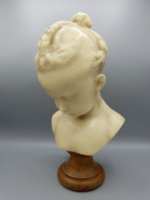 Vernet edit - d'après Jacques François Joseph Saly - Busto de uma menina com tranças (La Boudeuse) - cera - Início do século XX