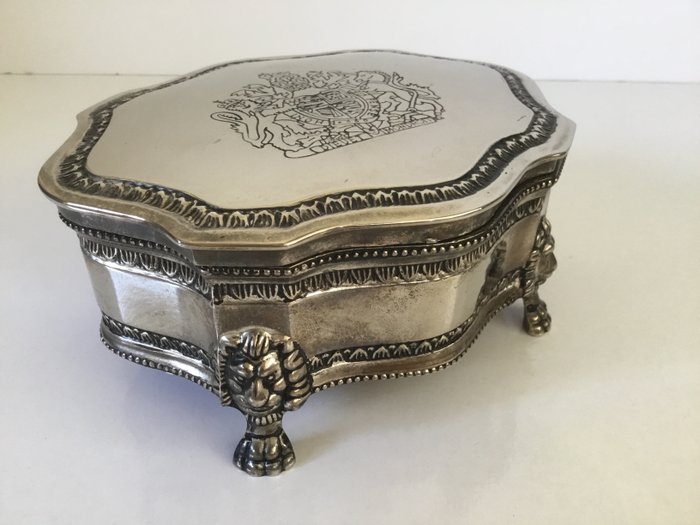 带狮子脚“ Dieu et mon Droit”的重型镀银珠宝盒-英格兰 - 银盘