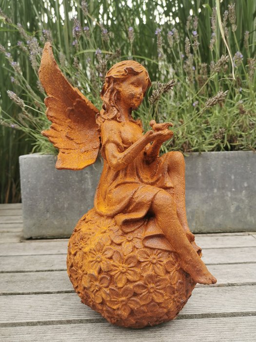 Beeldje - A rustical Fairy on sphere - IJzer (gegoten)
