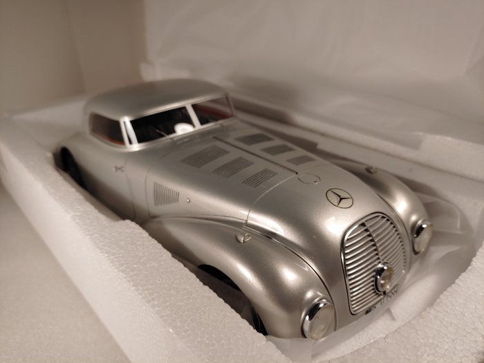 BoS-Models - 1:18 - Mercedes 540K Stromlinienwagen (W 29) 1938 Zilver-metallic - Limited Edition 504 pcs.