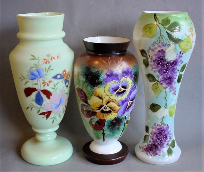 Trois vases anciens en opaline à décor floral - Verre