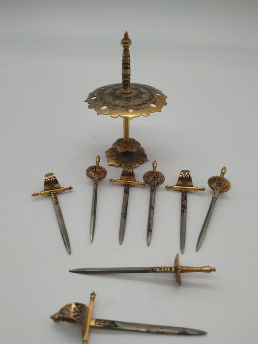 Spanje (Toledo) - 8 espadas con expositor, oro de Toledo - Miniatuur zwaarden