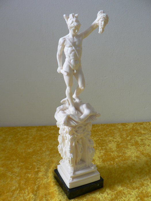 G. Ruggeri - Perseus med lederen af Medusa - Alabaster, Marmor