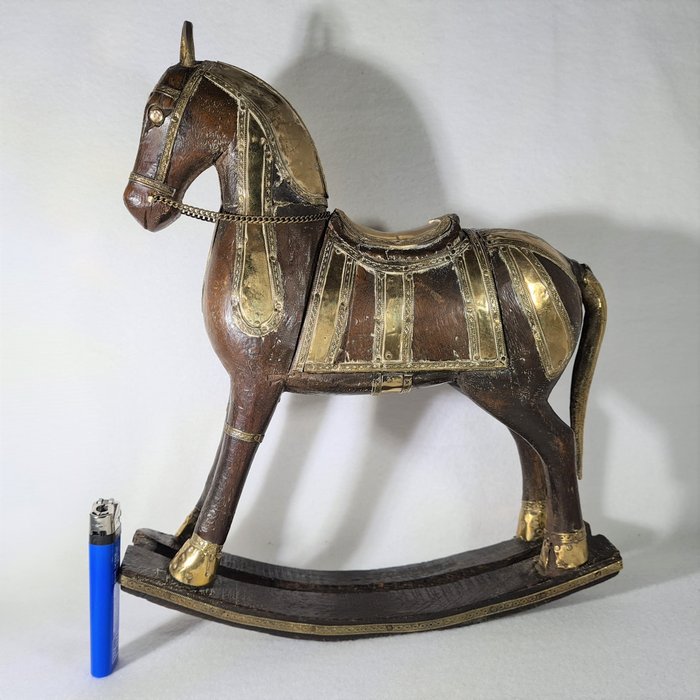 Statuie antică mare de cal (balansoar) decorată cu cupru - Lemn cu cupru