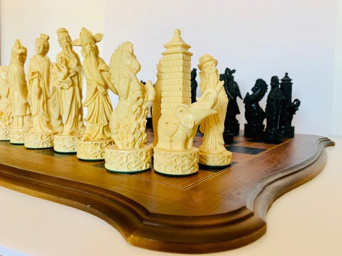 Axerio - Ajedrez  de Lujo Oriental - Gros échecs - Sculpture imitation résine
