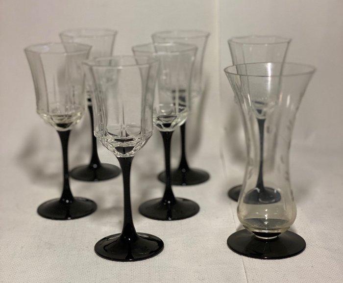 Taças de vinho com base preta e copos de cristal com base preta - Cristal
