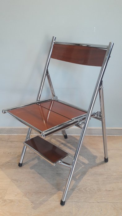 Stuhl, Trittleiter / Bücherregal / Schreibtisch