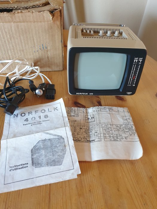 Norfolk - Vintage bærbart tv USSR 12V / 220V - 4016