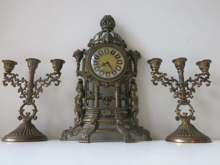 壁炉架时钟，包括烛台 - 铜 - 1950年