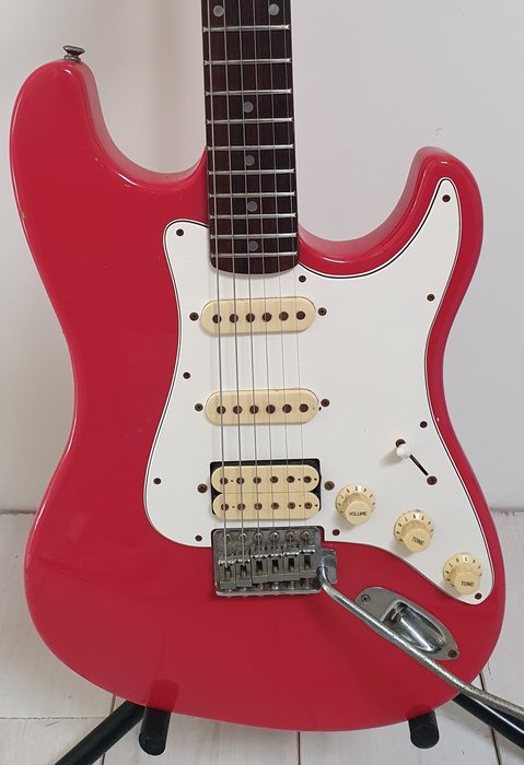 Sunn Mustang (Fender) - Stratocaster HSS - Guitare électrique - 1982