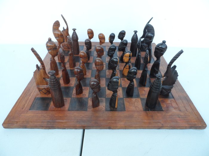 Belo jogo de xadrez africano grande com tabuleiro de couro e peças de madeira (1) - Madeira / couro