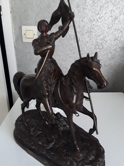 D'après L. Raphael - Skulptur, Jeanne d'Arc dankt Gott nach dem Sieg (1) - Rohzink - Ende des 19. Jahrhunderts