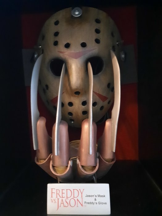 Freddy VS Jason - Limited Numbered Edition - "Jason Voorhees" Mask & "Freddy Krueger" Glove Display  - Neca - nr 1986/2000