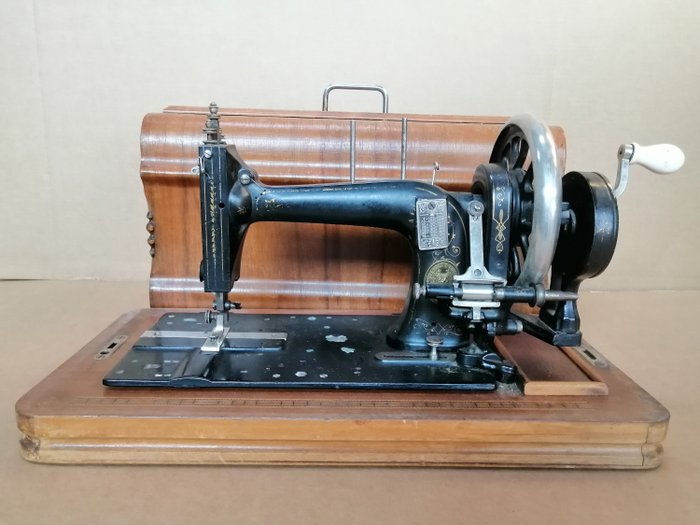 Biesolt & Locke - Afrana - Symaskine med trækasse, 1910'erne - Legering, Stål, Træ