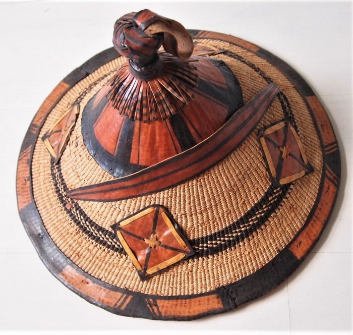 Afrikanischer Fulani-Strohhut, handgeflochten - Bast, Leder, natürliche Farbstoffe - Westafrika 