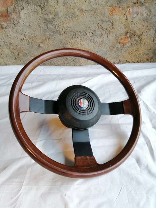 Volante de madeira dos anos 80 - Alfa Romeo - 1980-1990