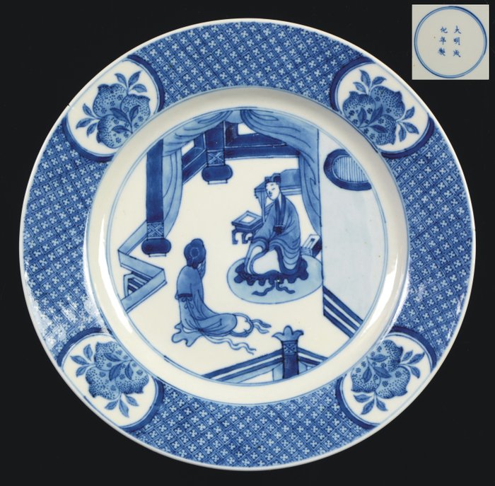 Kinesisk porslinplatta - apokryfiskt märke från Chenghua - Blå och vit - Porslin - Dish with scholars - Kina - KangXi (1654-1722) period, sent 17th till tidigt 18th c.
