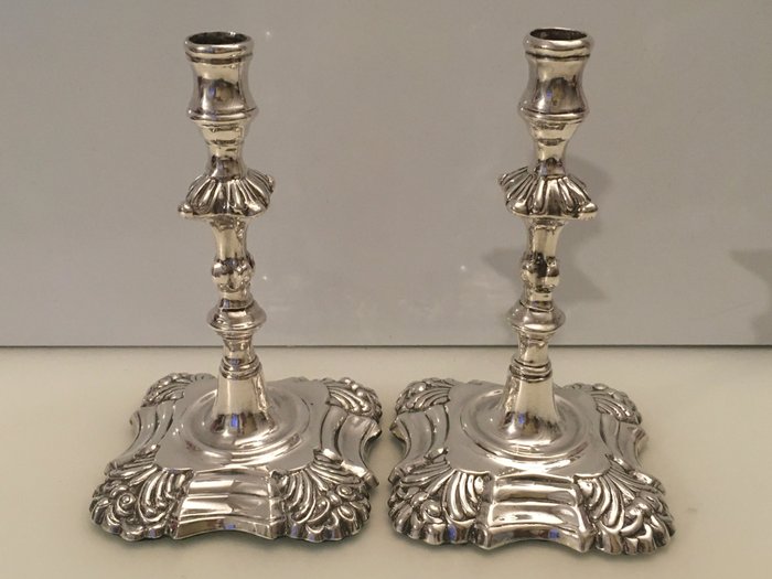 Candelero, Par de candelabros de plata de ley ponderados estilo siglo XVIII (2) - .925 plata - Roberts & Belk Ltd - Reino Unido - 1966/1969