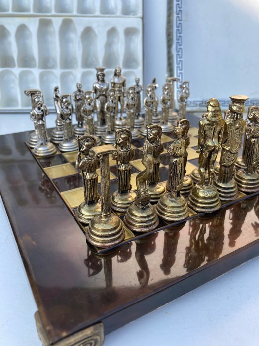 Conjunto de xadrez, Marinakis Bros. Hellenic. Conjunto de xadrez prateado e bronze (1) - metal latão cobre