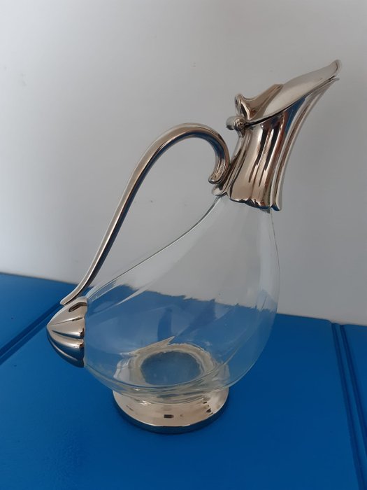 有一個鍍銀的框架和被切開的玻璃的葡萄酒鴨子蒸餾瓶。 (1) - 玻璃, 銀盤