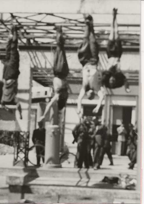 Unknown / Photopress - Mussolini public hanging lynching, Milan, 1945