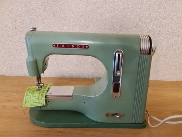 Fridor Stitchmaster - Vintage symaskine med etui, 1950'erne - .