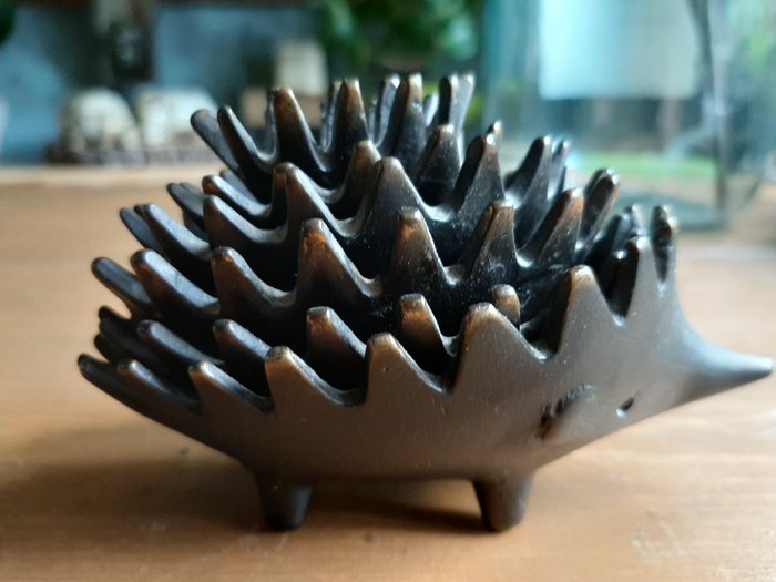 Walter Bosse - Ashtray, Bronze hedgehog ashtray consisting of 6 separate hedgehogs - Art Deco - Bronze