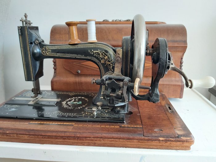 Vor Nachahmung Geschützt Fabrikmarke - Máquina de costura com caixa, primeira metade do século 20 - Ferro (fundido / forjado), Madeira