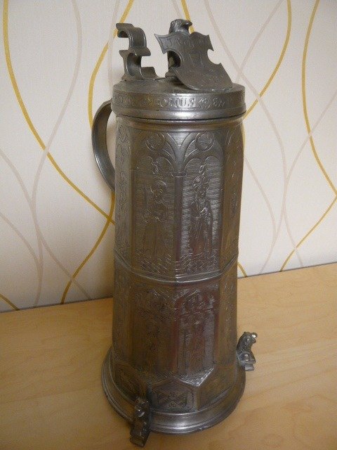 Grinding jug, oversized pewter jug with depictions of saints (1) - Tin