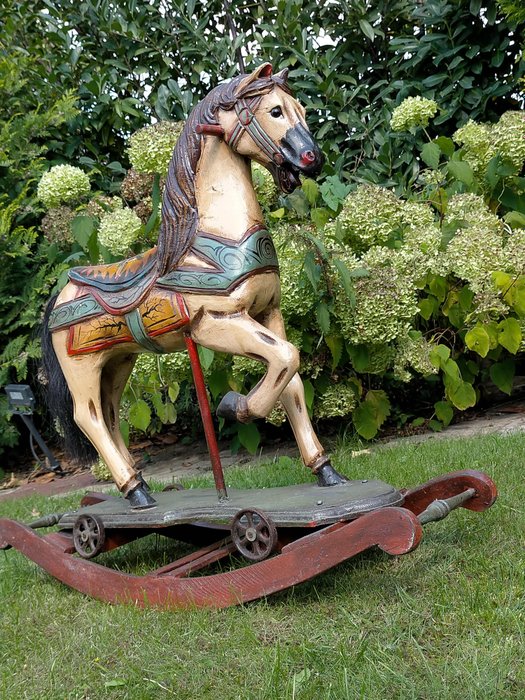 Caballito de madera antiguo con pelo de caballo real - con ruedas - madera metal
