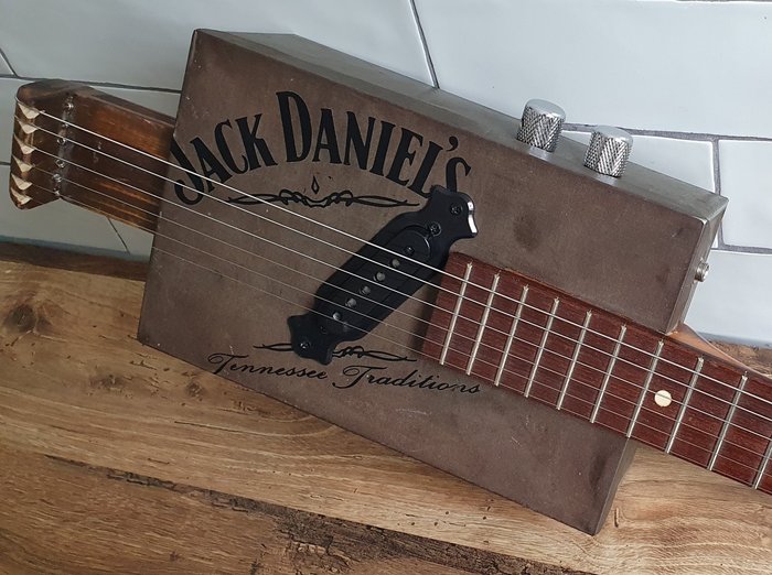 Oswald Gewend venster Jack Daniels - Cigar Box Guitar / Whiskey Can Guitar - Elektrische gitaar