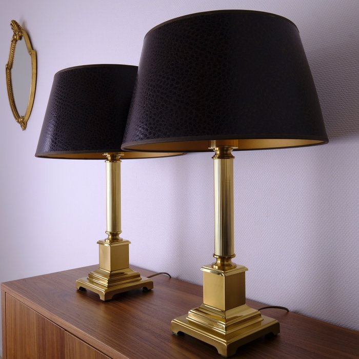 Herda – Twee Messing Kolom Tafellampen XL met Faux-Lederen Lampenkappen – 2,8 kg per lamp – Neoklassieke stijl