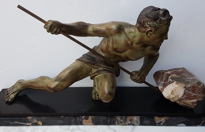 Buchet - Skulptur, ART DECO skulptur "Man in the ynspanning"