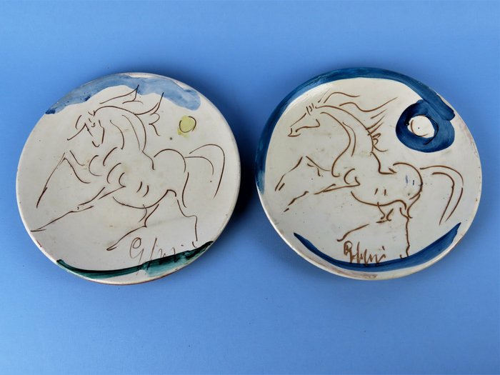 Giovanni Poggi - S. Giorgio Albisola - Due piatti da muro in terracotta con disegno sgraffito con cavalli (2) - Terracotta