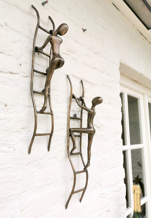 Sculpture, A pair of men climbing the ladder - 50 cm - Bronze