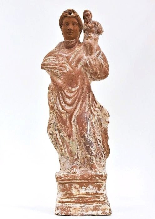 Estatuilla de terracota romana antigua de la diosa Isis con el niño Horus (ex Royal Athena)