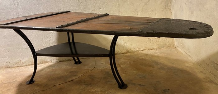 Table, Une table faite d'une épée latérale de voilier - Bois, Fer (fonte/fer forgé)