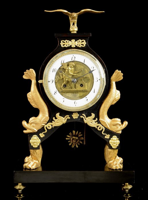 Relógio austríaco de cômoda repetitivo com autômato: anjo martelando enquanto golpeia - SEM PREÇO DE - Bronze dourado (ormolu), latão, dourado e madeira ebonizada - Período do Império, 1810-1820