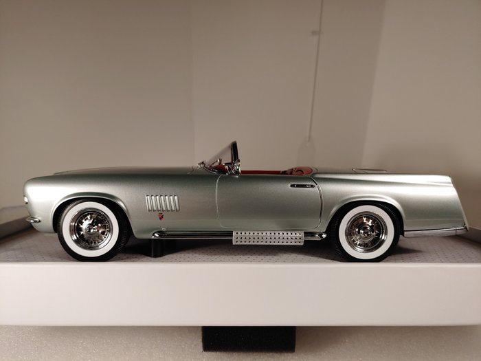 Minichamps - 1:18 - Chrysler Ghia Falcon Concept 1955 - Limited Edition Nr. 091 of 1.002 pcs