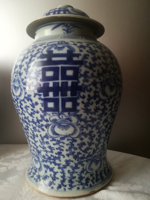 Potiche con tapa - Azul y blanco - Porcelana - Flor de loto, Signo de doble felicidad - China - Dinastía Qing (China Manchu) (1692-1911)