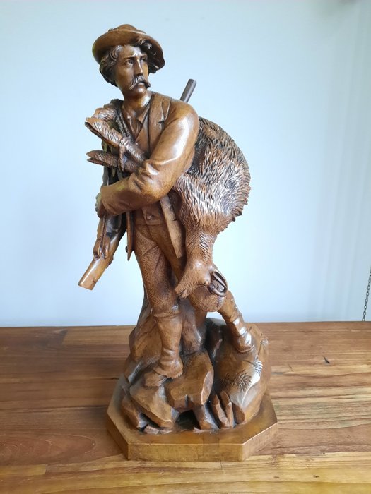 Skulptur, Jäger mit Gämse - Schwarzwald - 45 cm (1) - Holz - Ende des 19. Jahrhunderts
