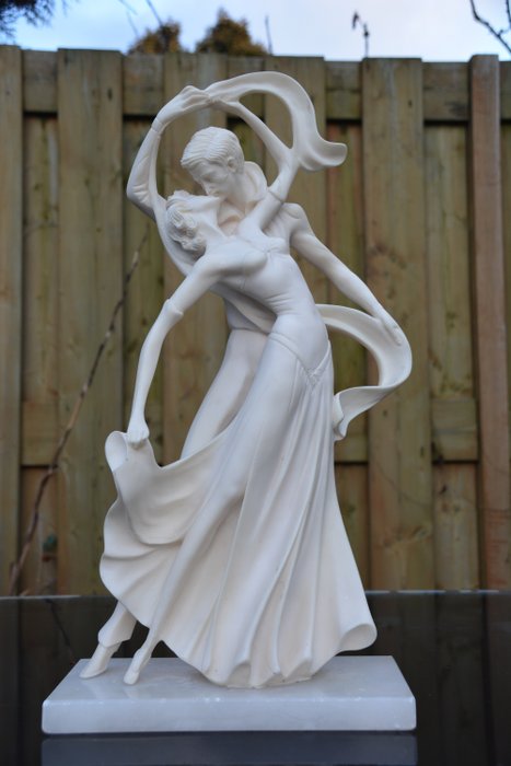 A. Santini - Groot romantisch beeld van een tango dansend paar - Art Nouveau - albast met resin