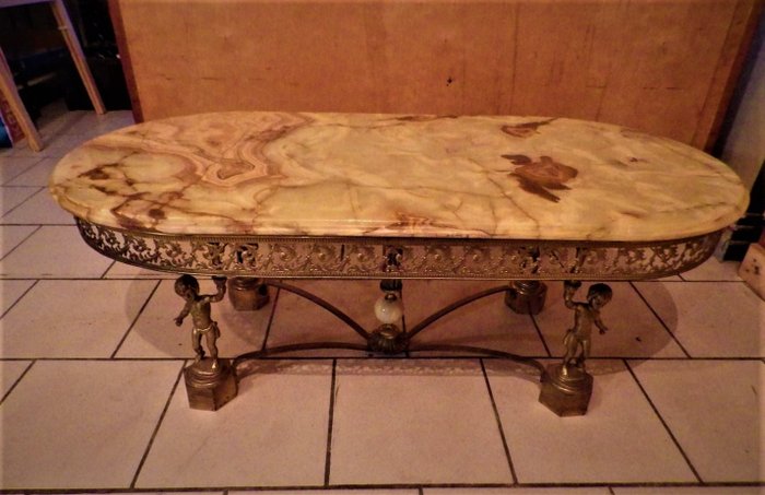 Table basse en albâtre "onyx" avec pieds en laiton en forme d'angelot - Albâtre, Laiton