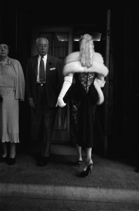 Pierre Boulat (1924-1998) - Chassé-croisé à l'entrée de l'hôtel Plaza, New York, 1957